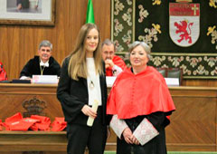 Aurelia Álvarez Rodríguez entregó el premio a Elena Alvarez Monroy.
