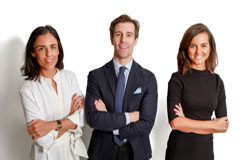 Ambar, nueva firma de servicios legales alternativos, comienza a operar en España y Latinoamérica de la mano de Axiom De izda. a dcha.: Belénn Bautista, Manuel Deo y Rosa Espín