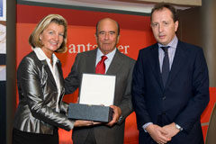 Los minoritarios europeos entregan su premio Shareholder-Friendly a Banco Santander Emilio Botín recogiendo el premio