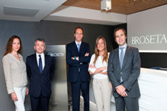 Broseta refuerza el área de Derecho Mercantil con la incorporación de dos socios y tres abogados De izda. a dcha., Carolina Vivó, Julio Veloso, Miguel Geijo, Alicia Coloma y Joaquín Giráldez