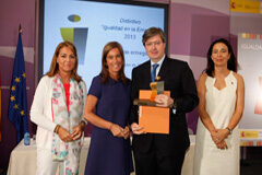 Broseta recibe el distintivo “Igualdad en la Empresa” Luis Broseta recibiendo el premio de manos de Ana Mato