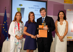Luis Broseta recibiendo el premio de manos de Ana Mato Luis Broseta recibiendo el premio de manos de Ana Mato
