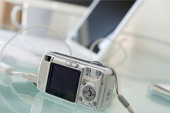 ¿Podemos subir fotos de nuestros hijos a las redes sociales? Una cámara de fotos digital conectada a un ordenador