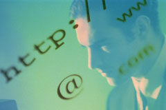 ¿Encuentra la prensa lo que necesita en tu web? Un chico mirando un pc.