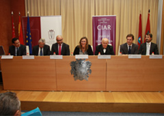 Acto solemne de presentación. En el centro, la decana del Colegio de Abogados de Madrid, Sonia Gumpert, y Luis Martí Mingarro, presidente del CIAR