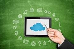 Lo último para su despacho: gestionarlo desde la nube Una tableta con una nube azul rodeada de símbolos