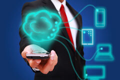 Impuesto sobre Servicios Digitales: ¿se quedará la recaudación en la nube? Una persona con un móvil y símbolos varios