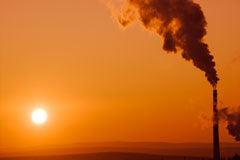 Garrigues y AENOR se encargarán de la cuantificación, neutralización y verificación de las emisiones de CO2 de Carbon Expo Una columna de gas sobre fondo naranja.