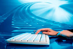 Marketing digital y abogados: una visión distinta Una mano sobre un teclado