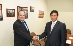 Hispajuris prestará asesoramiento jurídico a 400 empresas de Móstoles De izquierda a derecha, José Luis Alonso, consejero de Hispajuris y César Muñoz, secretario general de ASEPMO