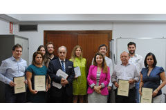 La Asociación de Abogados Urbanistas convoca nuevo curso de Urbanismo tras el éxito de la anterior edición Imagen de algunos alumnos asistentes al curso junto con José María García Gutiérrez, Presidente de la Asociación y María de los Reyes Rueda Serrano (en el centro), tras la entrega de Diplomas.