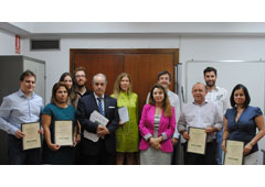 Imagen de algunos alumnos asistentes al curso junto con José María García Gutiérrez, Presidente de la Asociación y María de los Reyes Rueda Serrano (en el centro), tras la entrega de Diplomas.