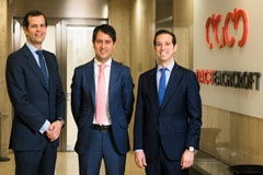 DAC Beachcroft y Asjusa Abogados crean el mayor bufete de seguros de España Íñigo Cid-Luna, socio de Asjusa Abogados y ahora nuevo socio DAC Beachcroft; Gustavo Blanco, responsable de DAC Beachcroft en España y director de desarrollo internacional de la firma a nivel global; y Eduardo Asensi, socio director de Asjusa Abogados y a