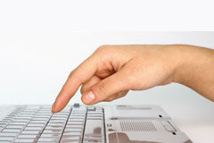 Las operaciones en un despacho de abogados y el uso de la tecnología Un dedo tocando un teclado de ordenador.