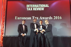 Deloitte Abogados, premiado de nuevo por International Tax Review De izda. a dcha. el representante de ITR con Brian Leonard, Ramón López de Haro y Juan Ignacio de Molina, socios de Deloitte Abogados