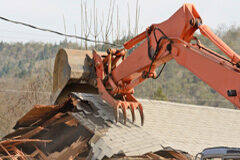 Roca Junyent cierra con éxito la primera mediación en un litigio urbanístico con orden de derribo en España Derribo edificio