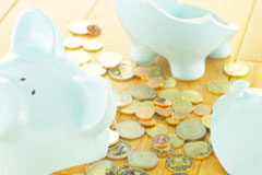 No hay crédito, pero sí mercado de deuda Monedas encima de una mesa.