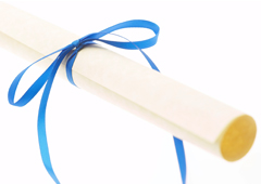 Un diploma enrollado con una cinta azul