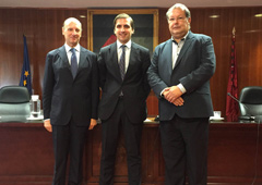 El nuevo doctor, junto a su padre el Prof. Fernández de Buján y su maestro el Prof. Falcón