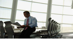 El mundo empresarial prefiere estar junto a estar revuelto Un ejecutivo leyendo el periódico.