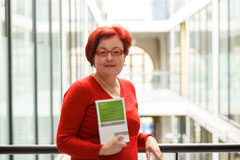 Una profesora de la UPNA analiza en un libro la protección del embarazo y la lactancia natural desde la prevención de la salud Elisa Sierra