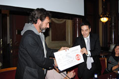 El bufete DASS ABOGADOS inicia su plan de Responsabilidad Social Corporativa (RSC) colaborando con la ONG Proactiva Open Arms Óscar Camps recibiendo el cheque del bufete DASS ABOGADOS