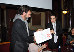 Óscar Camps recibiendo el cheque del bufete DASS ABOGADOS