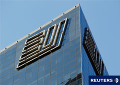 El logotipo de Ernst & Young visto en la fachada de su sede en Nueva York
