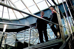 Cuatrecasas, Gonçalves Pereira, asesor legal en derecho español de Enel y Enel Green Power Dos personas bajando las escaleras