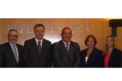Bufete Escura integra el despacho de abogados Frouchtman, Sant i Josa de Barcelona De izquierda a derecha: Ferran Josa (Frouchtman, Sant i Josa), Ferran Escura (Bufete Escura), Albert Sant (Frouchtman, Sant i Josa), Sonia Frouchtman (Frouchtman, Sant i Josa), Laura Cester (Bufete Escura)