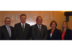 De izquierda a derecha: Ferran Josa (Frouchtman, Sant i Josa), Ferran Escura (Bufete Escura), Albert Sant (Frouchtman, Sant i Josa), Sonia Frouchtman (Frouchtman, Sant i Josa), Laura Cester (Bufete Escura) De izquierda a derecha: Ferran Josa (Frouchtman, Sant i Josa), Ferran Escura (Bufete Escura), Albert Sant (Frouchtman, Sant i Josa), Sonia Frouchtman (Frouchtman, Sant i Josa), Laura Cester (Bufete Escura)