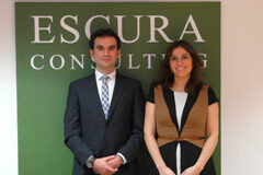 La franquicia de servicios de consultoría y asesoría Escura Consulting abre oficina en Santander David Martínez y Ángela Cuevas