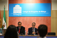 La nueva construcción y la rehabilitación avalan la reactivación urbanística En la imagen, a la derecha, José María García Gutiérrez junto con otro ponente