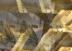 Billetes de euro arrugados