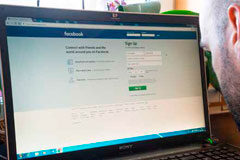 Si no se regula Facebook, no habrá privacidad Una persona mirando Facebook