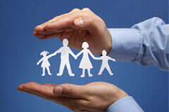 “Por el mejor interés del niño” (2ª parte) Muñecos de papel de una familia entre dos manos