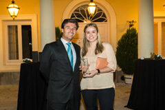 La española Beatriz de la Red opta esta semana en Copenhague al título mundial de Mejor Fiscalista Joven del Año de EY De izda. a dcha.: Federico Linares y Beatriz de la Red