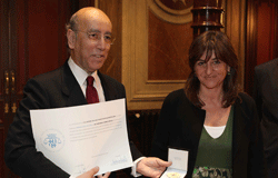 Un centenar de personas asiste a la entrega de la medalla del ICAB a Fernando Pombo Un centernar de personas asiste a la entrega de la medalla del ICAB a Fernando Pombo