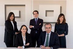 Gómez-Acebo & Pombo ficha a Enrique Isla como nuevo socio responsable de Inmobiliario De izqda. a dcha., Natalia Callejo, Marta Orce, Román Hierro, Enrique Isla (socio responsable de inmobiliario) y Mercedes Torrejón