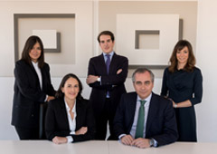 De izqda. a dcha., Natalia Callejo, Marta Orce, Román Hierro, Enrique Isla (socio responsable de inmobiliario) y Mercedes Torrejón