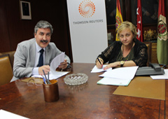 Carlos Gaona y María Antonia Cruz firmando el convenio