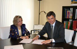 HISPAJURIS prestará servicios jurídicos a las oficinas de farmacia asociadas a FEFE HISPAJURIS prestará servicios jurídicos a las oficinas de farmacia asociadas a FEFE. Acto de la firma, con Dª Isabel Vallejo, presidenta de FEFE, y Fernando Escura, presidente de Hispajuris