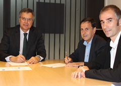 De izquierda a derecha: Fernando Escura (socio director de Bufete Escura) y August Serra (presidente de AGIC) y Raúl Rodríguez (gerente de AGIC)