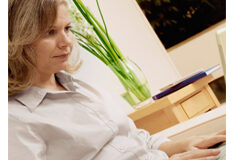 Firmas «virtuales» de abogados: aprovechando oportunidades Una mujer trabajando en el ordenador desde su casa