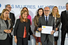 Cuatrecasas, Gonçalves Pereira aumentará el número de mujeres en puestos de alta responsabilidad El Presidente Ejecutivo, Rafael Fontana, recibe de manos de la Ministra de Sanidad, Servicios Sociales e Igualdad, Ana Mato, la acreditación de los acuerdos firmados