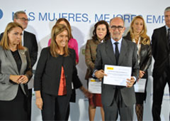 El Presidente Ejecutivo, Rafael Fontana, recibe de manos de la Ministra de Sanidad, Servicios Sociales e Igualdad, Ana Mato, la acreditación de los acuerdos firmados El Presidente Ejecutivo, Rafael Fontana, recibe de manos de la Ministra de Sanidad, Servicios Sociales e Igualdad, Ana Mato, la acreditación de los acuerdos firmados