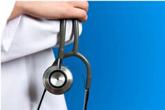 Valoración de las lesiones: pericial médica de parte frente dictamen médico forense Médico con un fonendoscopio en la mano