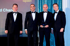 Clifford Chance, mejor firma española del año según Mergermarket Javier García de Enterría y Jaime Velázquez (segundo y tercero por la izquierda, respectivamente) reciben el premio