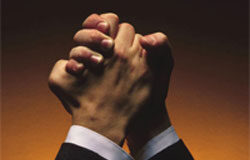 Claves de éxito en la fusión de despachos de abogados (II) Dos manos unidas