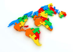 El mapa del mundo hecho con piezas de puzzle de colores.